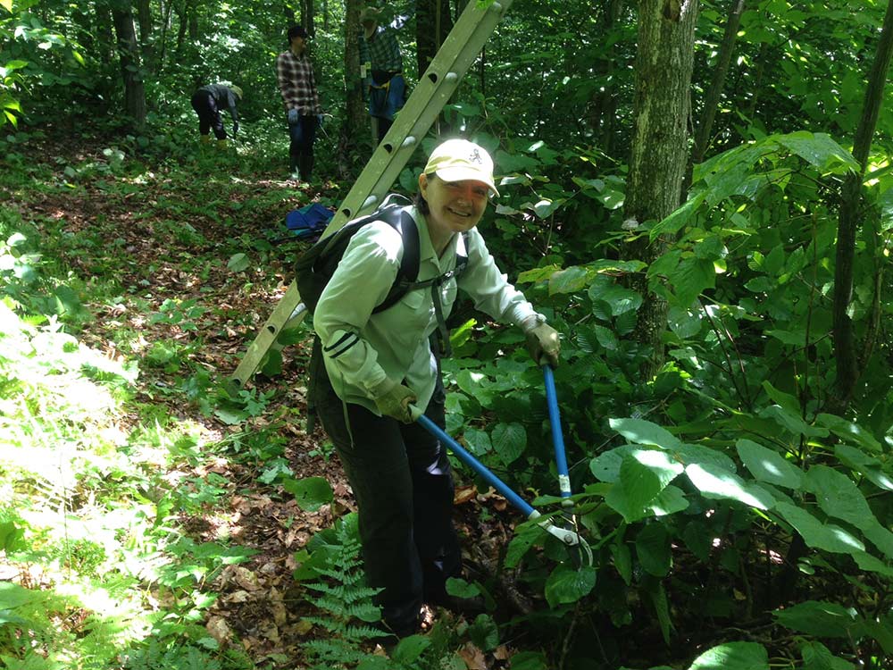 Bénévole participant à la conservation de vallée Ruiter Photo d'une bénévole à la Fiducie foncière de la vallée Ruiter